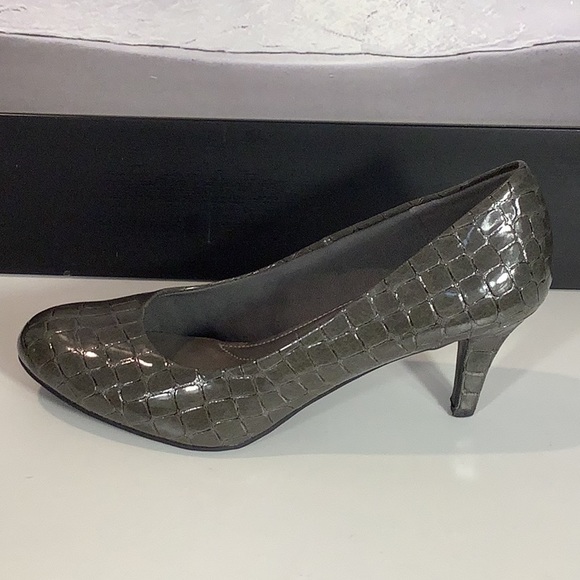 Comfort Plus By Predictions Gray Patent Reptile Embossed Comfort Pump Heel Sz 10 - Picture 5 of 11